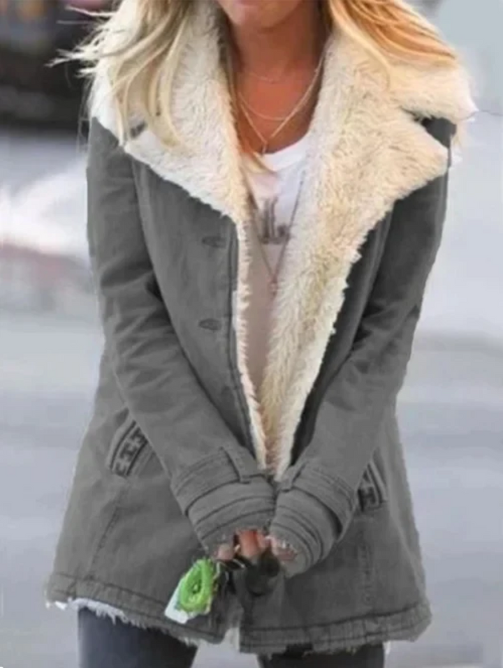 Mujer vistiendo chaqueta térmica ligera, ideal para actividades al aire libre en invierno y frío.