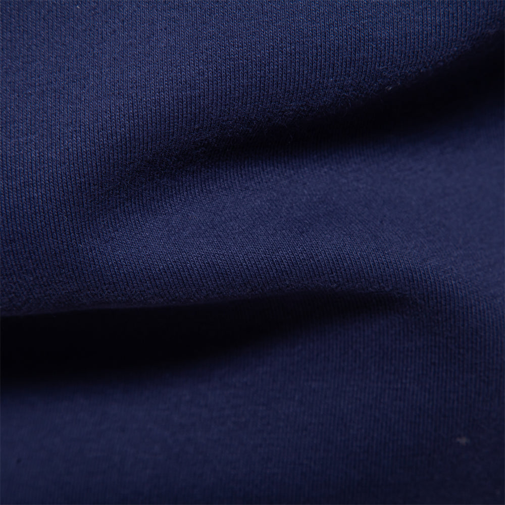 Polo de manga larga para hombre, con textura suave y cuello contraste, prenda versátil para el día a día.