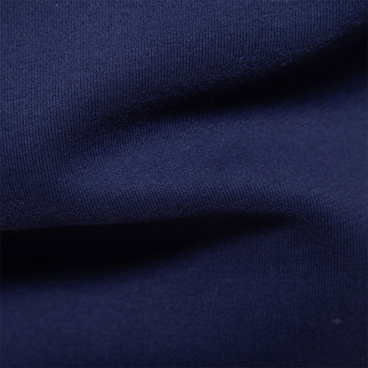Polo de manga larga para hombre, con textura suave y cuello contraste, prenda versátil para el día a día.
