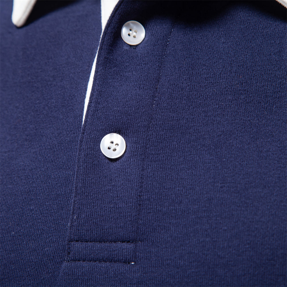 Hombre vistiendo polo de manga larga casual, cuello contraste, ideal para un look otoñal moderno y cómodo.