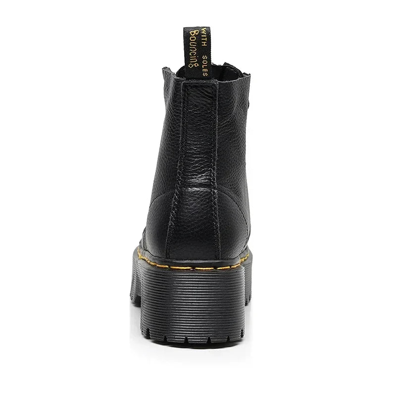 Botas de plataforma negras para mujer, suela gruesa que aporta estilo y confort. Calzado femenino casual y versátil.