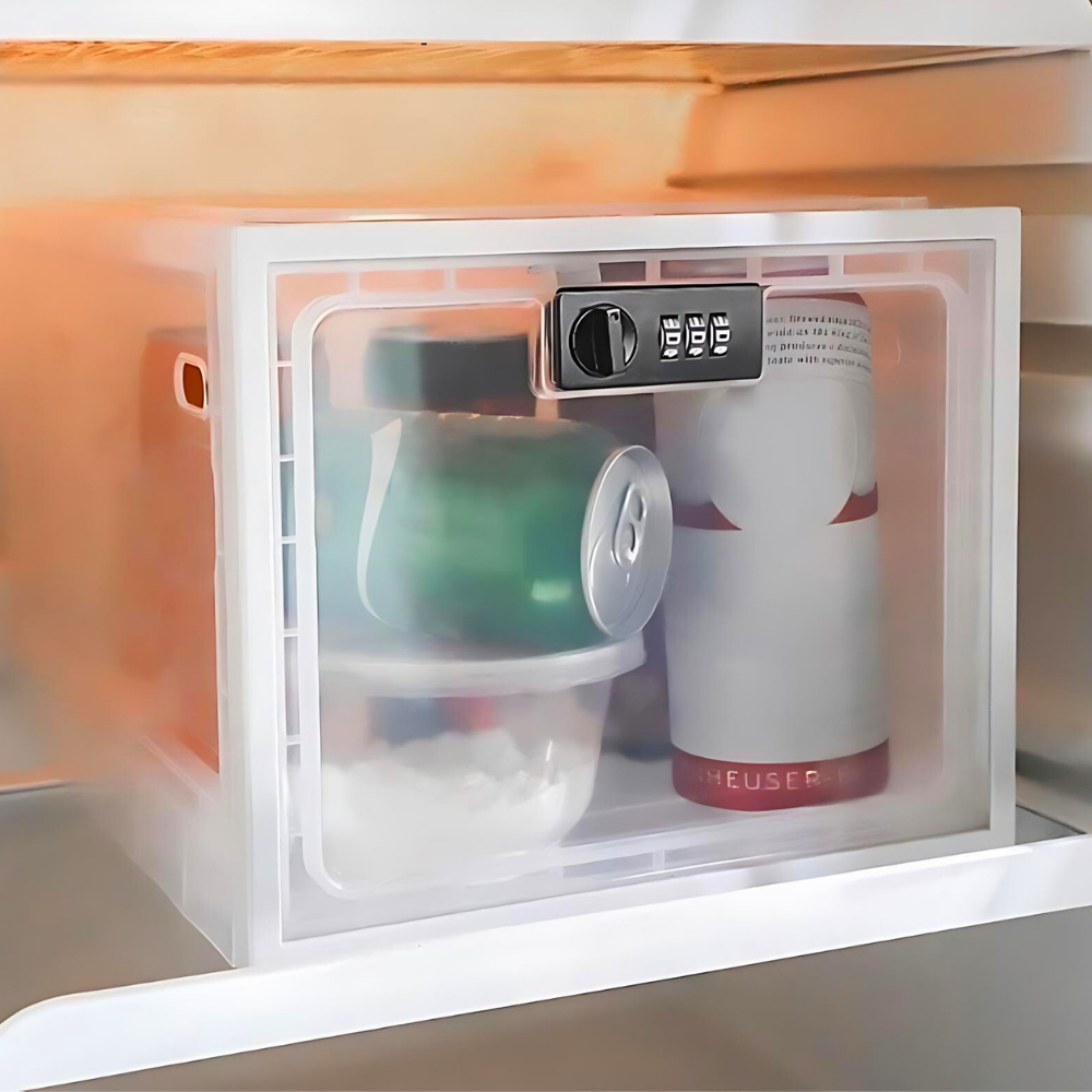 Contenedor organizador de alimentos con cerradura para refrigerador, manteniendo todo seguro.