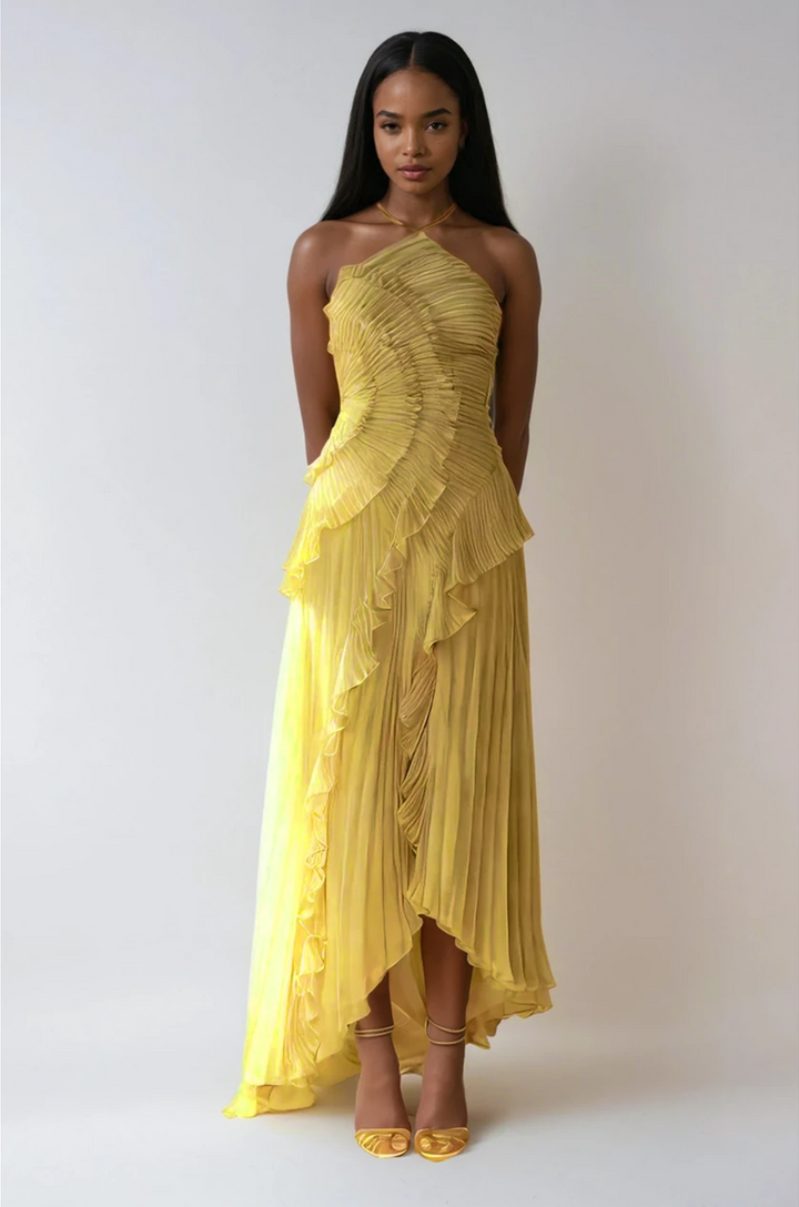 Maxi vestido fluido rosa con escote halter. Volantes, ideal para ocasiones especiales de primavera.