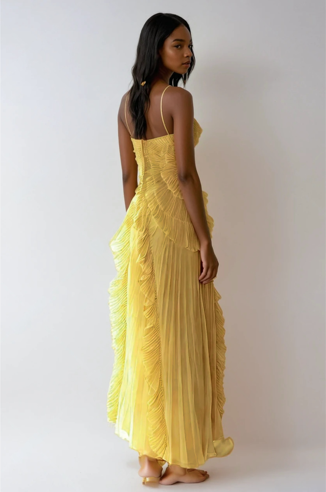 Maxi vestido púrpura con escote halter. Volantes fluidos, moda femenina para fiesta y bodas.
