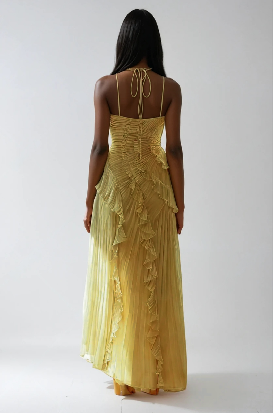 Vestido limón fluido con volantes y escote halter. Para primavera, verano y fiestas al aire libre.