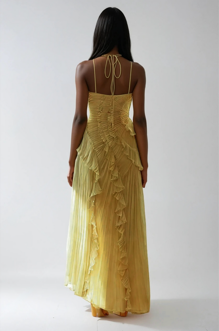 Vestido limón fluido con volantes y escote halter. Para primavera, verano y fiestas al aire libre.