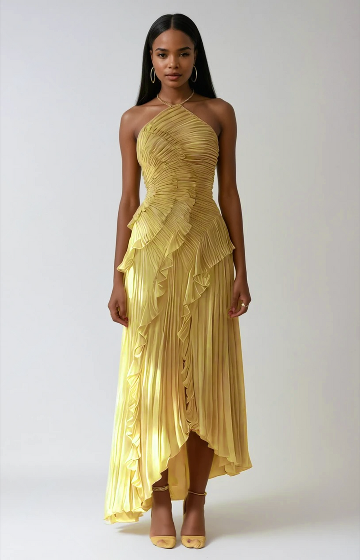 Vestido largo rosa de verano, volantes y escote halter. Estilo femenino y fluido para ocasiones.