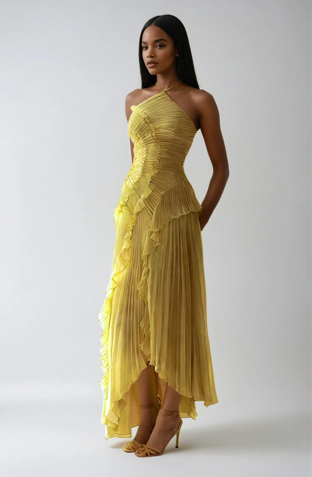 Vestido blanco con volantes y escote halter. Maxi vestido elegante para bodas de día y cócteles.