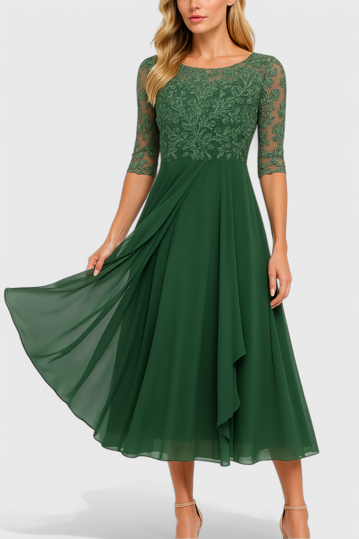 Primer plano de bordado exquisito en vestido midi azul de gala con cuello ilusorio para eventos formales.