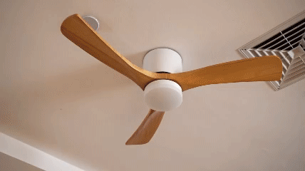 Elegante ventilador de techo de diseño nórdico con palas de madera y luz LED, decoración escandinava.