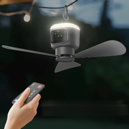 Ventilador recargable con iluminación LED, diseñado para colgar en techos de tiendas de campaña o cenadores exteriores.