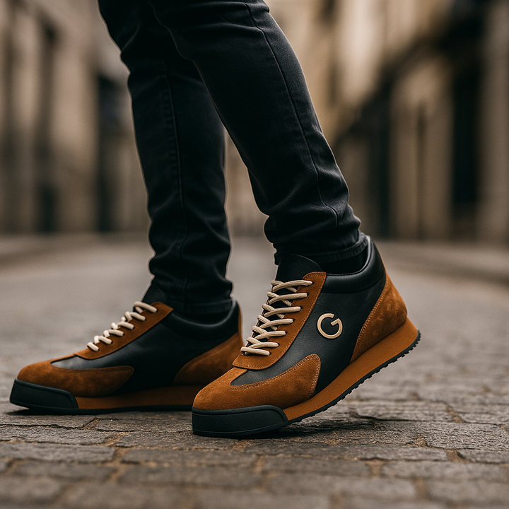 Zapatillas casuales para hombre, diseño elegante y moderno. Calzado urbano marrón con suela blanca, cómodo y versátil.