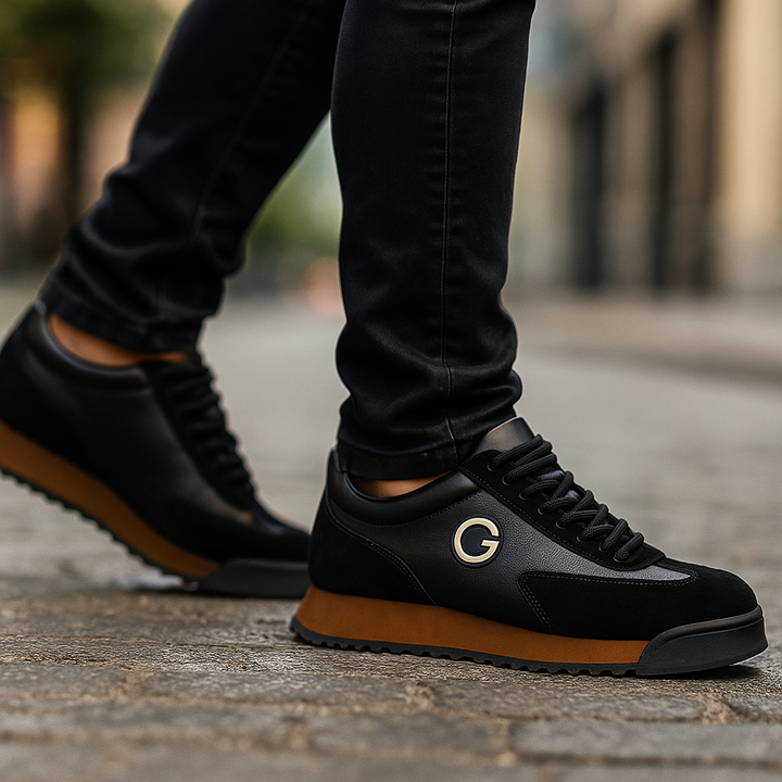 Zapatillas de hombre negras con cordones. Calzado casual versátil y elegante para un estilo urbano contemporáneo y cómodo.