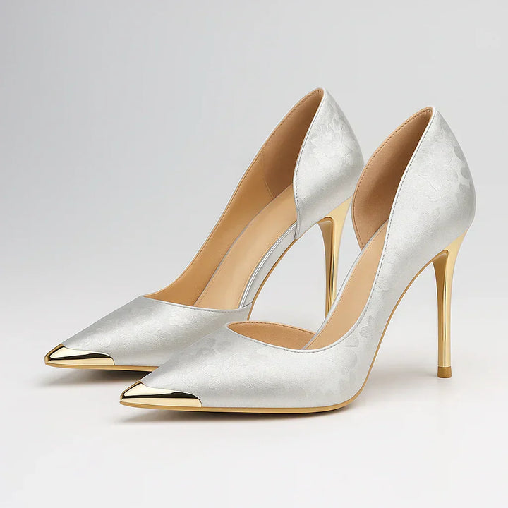 Calzado formal de mujer: tacones de satén con elegante punta dorada, un estilo chic para cualquier evento especial.