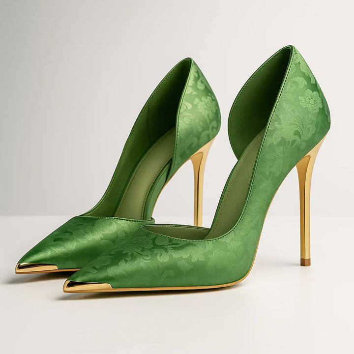Tacones de mujer elegantes de satén negro con punta dorada, ideales para fiestas y eventos formales.