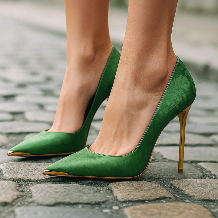 Elegantes tacones de mujer en satén, con diseño de punta dorada, perfecto para añadir glamour a tu outfit de fiesta.