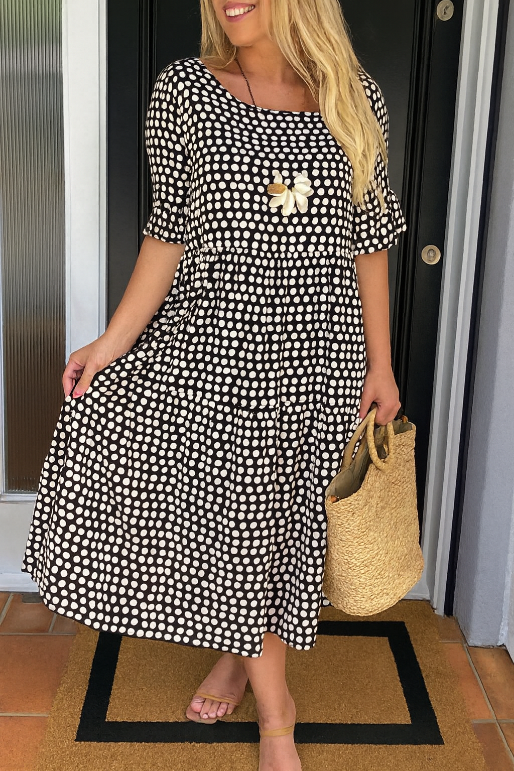 Vestido elegante midi de lunares para mujer. Silueta fluida y versátil, perfecto para cualquier ocasión.