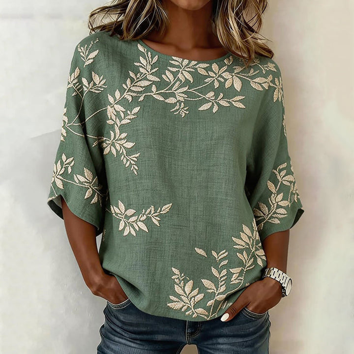 Blusa vintage de mujer verde con estampado de hojas, manga corta. Ideal para un look fresco y casual de verano.