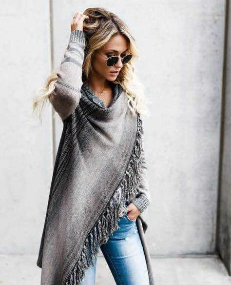Cómodo suéter tejido para mujer, con flecos y rayas, ideal para la moda de invierno.