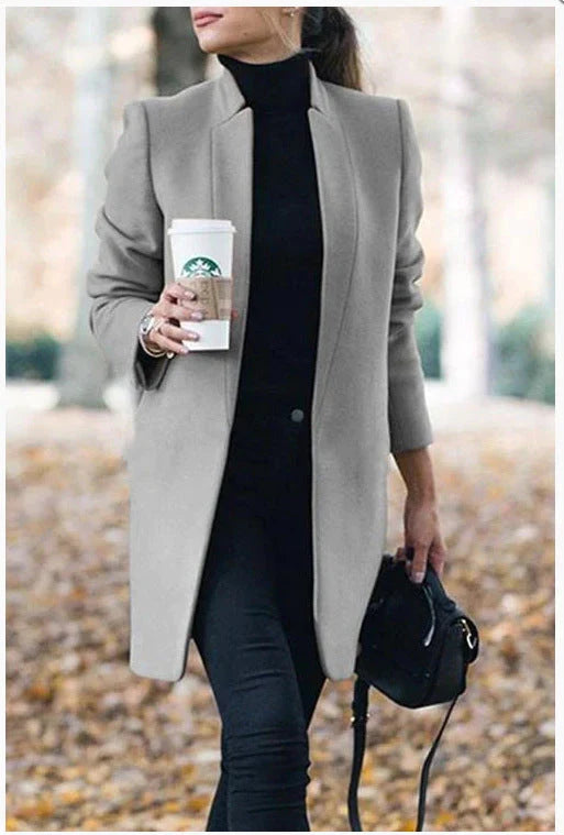 Abrigo de lana caramelo para mujer. Cuello elevado y largo medio. Elegante prenda de invierno, moda y confort.