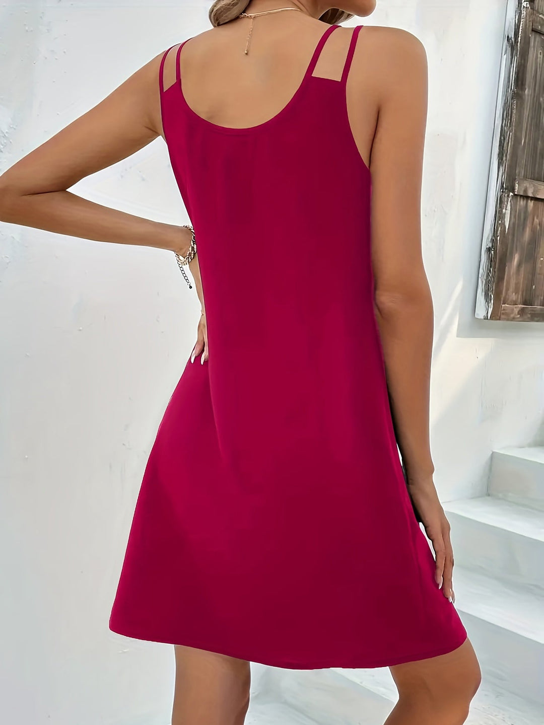 Mujer sonriendo en vestido corto de tirantes casual. Look fresco, ideal para primavera-verano.