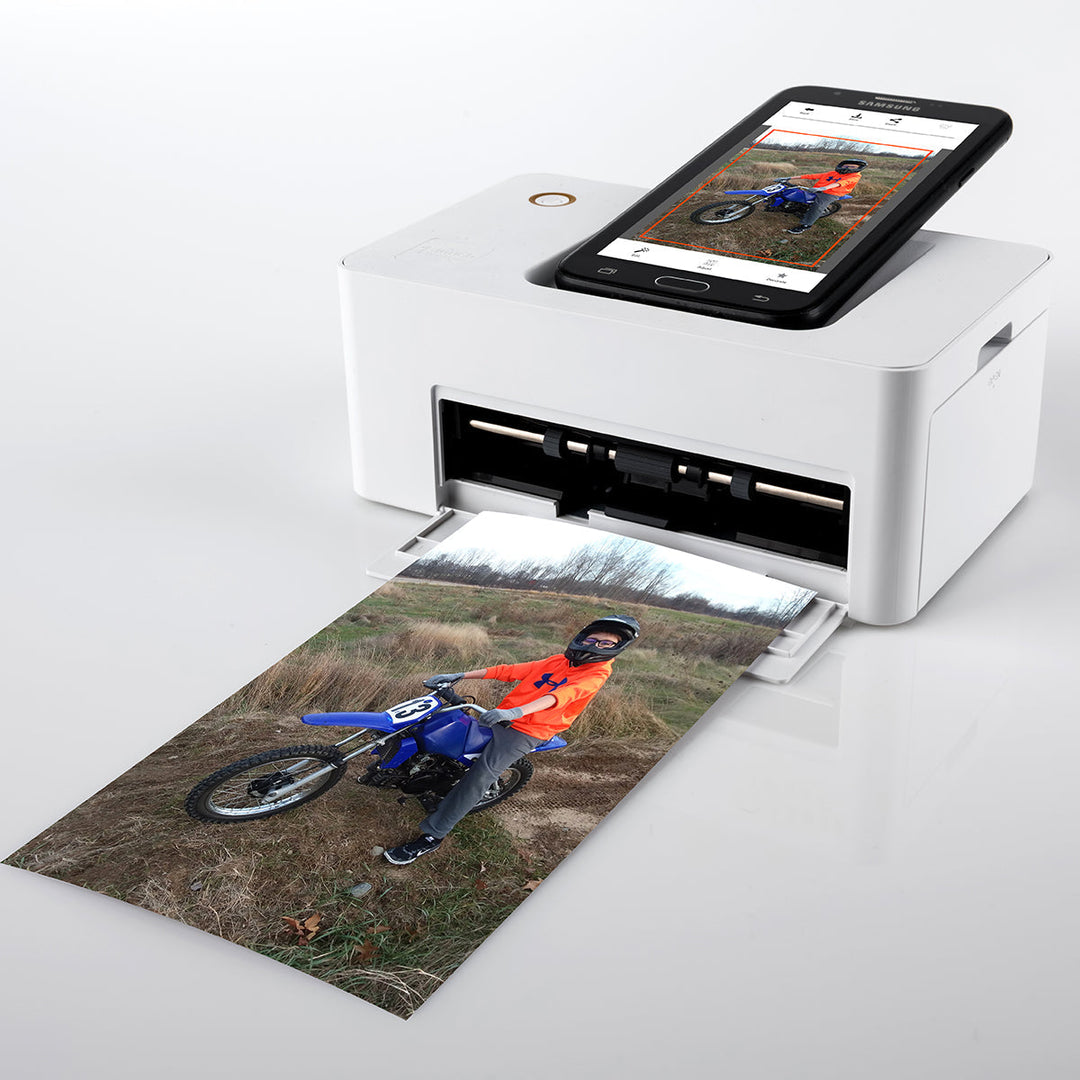 Imprime tus fotos favoritas 10x15 cm desde el smartphone con esta impresora fotográfica inalámbrica y compacta.