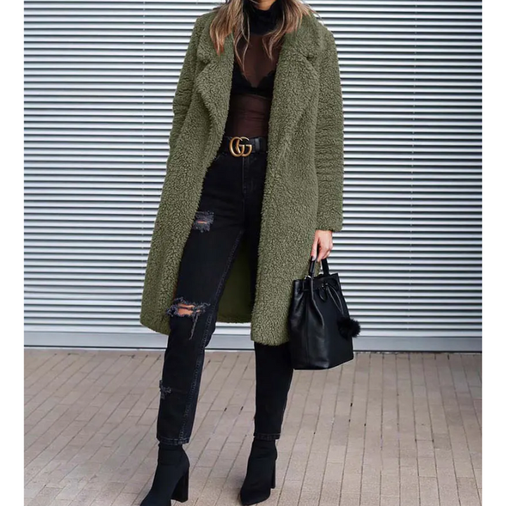 Moda invernal femenina: abrigo largo de poliéster teddy, confort y calidez.