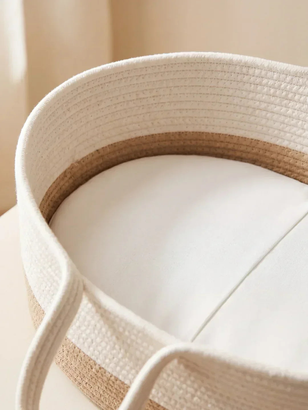 Cambiador bebé caramel chiné/ecru, cesta tejida y colchoneta, ideal para guardería moderna.