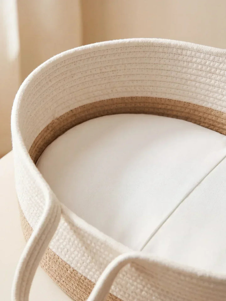 Cambiador bebé caramel chiné/ecru, cesta tejida y colchoneta, ideal para guardería moderna.