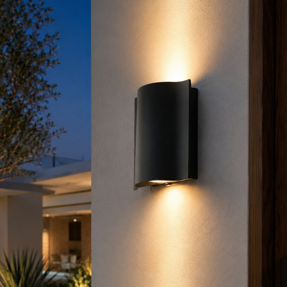 Aplique LED exterior moderno con diseño ondulado, ideal para fachadas y jardines.