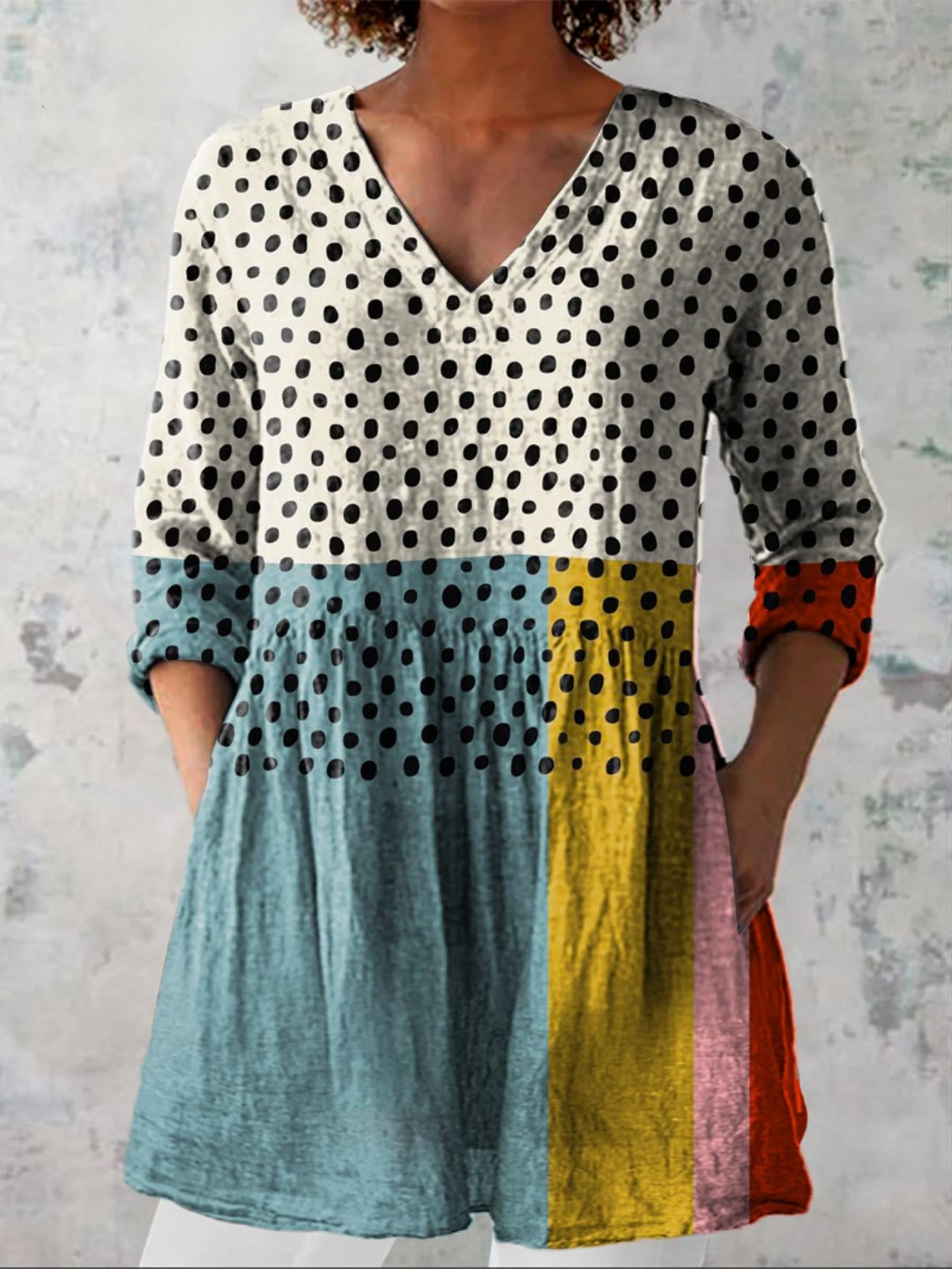 Camisa larga vintage de mujer con cuello V, fluida y estampada multicolor, ideal para verano casual y elegante.