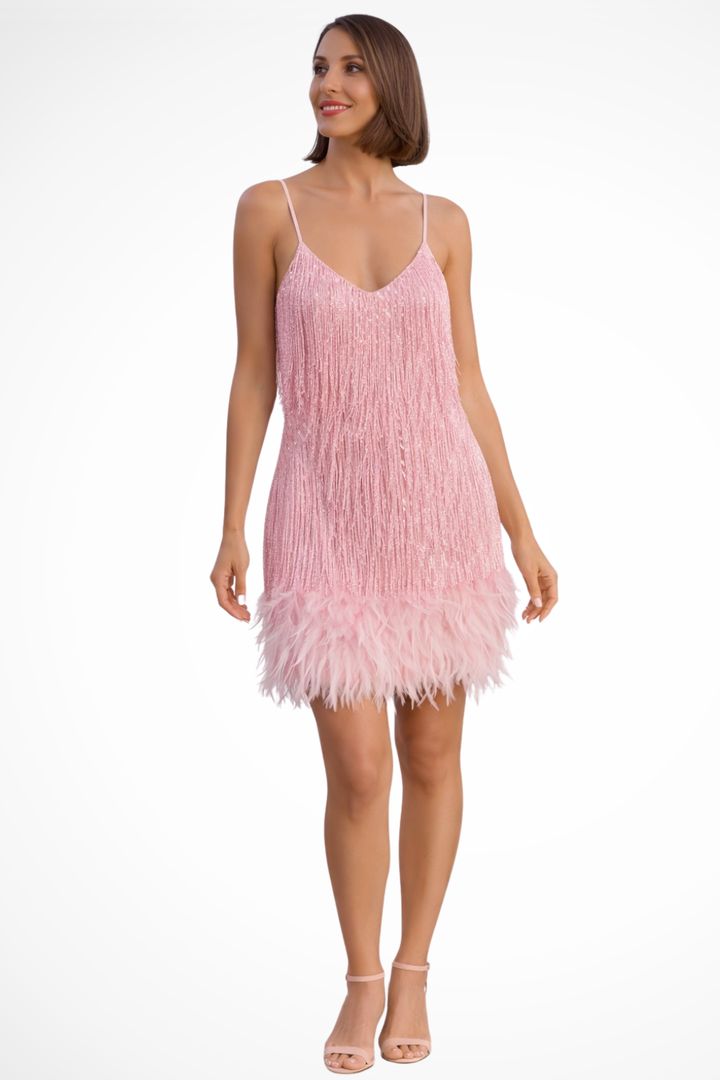 Elegante vestido de cóctel para mujer con flecos detallados, ideal para ocasiones especiales y formales.