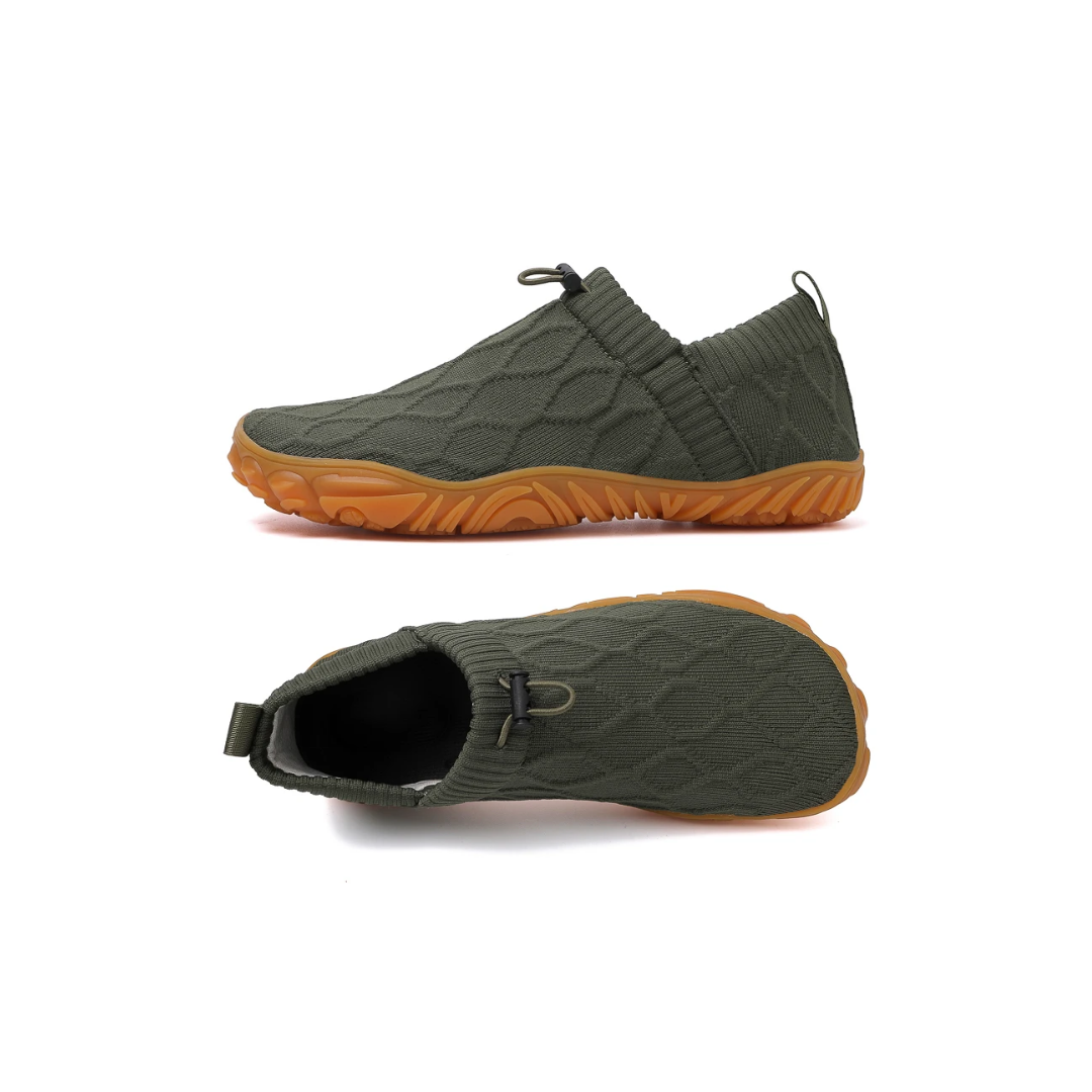Calzado barefoot unisex de senderismo. Suela flexible y puntera ancha para una pisada natural en caminatas y montaña.