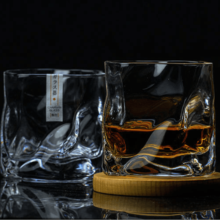 Arte japonés: Vaso Kiriko Edo con diseño escultórico arrugado, ideal para aficionados al whisky.