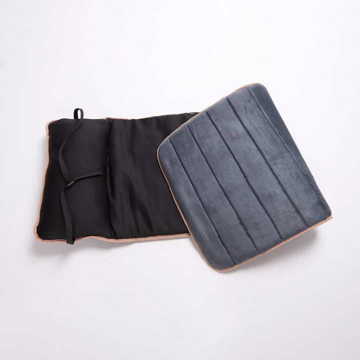 Alfombra de masaje con calor en un ambiente hogareño acogedor. Ideal para terapia de cuerpo completo y antiestrés.