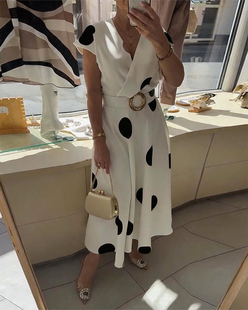 Vestido midi de lunares para mujer, diseño versátil con escote en V, apto para fiesta o casual.