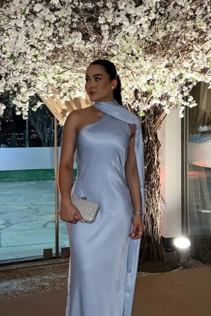 Elegante vestido maxi sin mangas con detalle halter, ideal para bodas veraniegas.