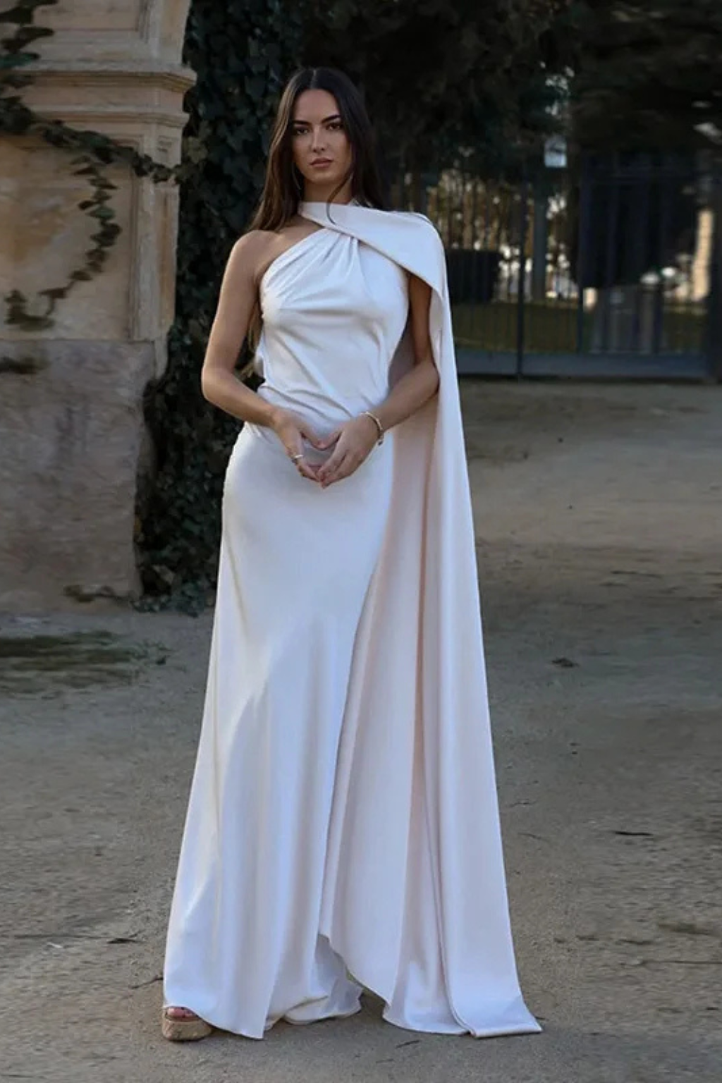 Maxi vestido fluido con cuello halter, sin mangas, ideal para fiestas de cóctel de mujer.