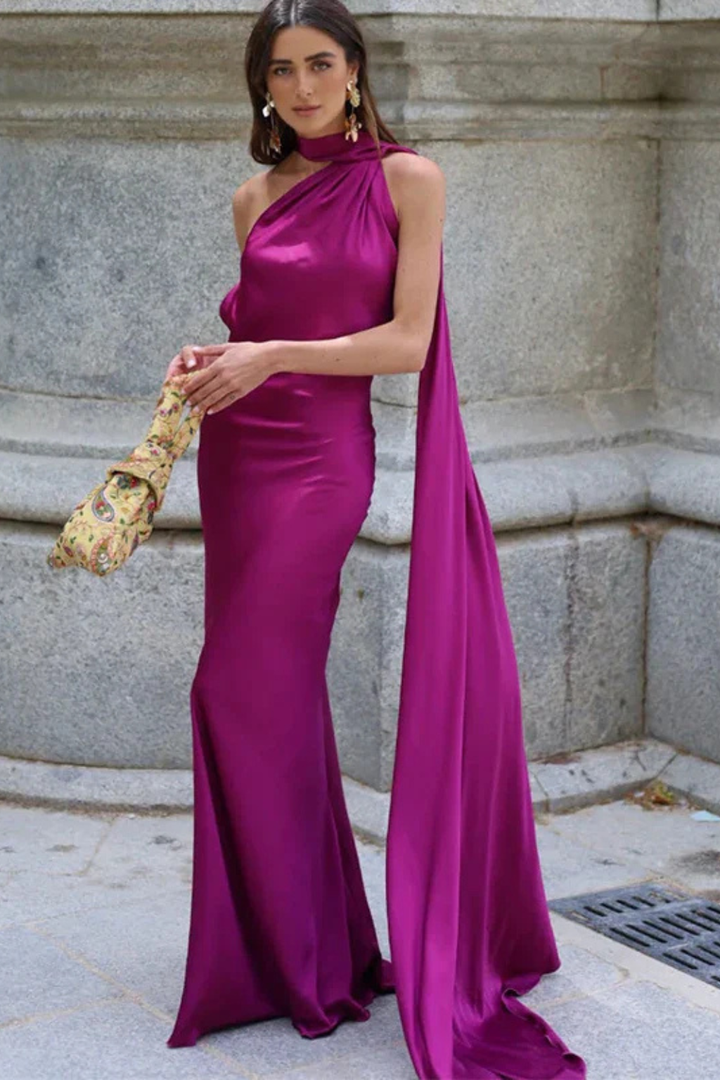 Vestido largo y fluido de mujer, sin mangas y cuello halter, ideal para cualquier evento.