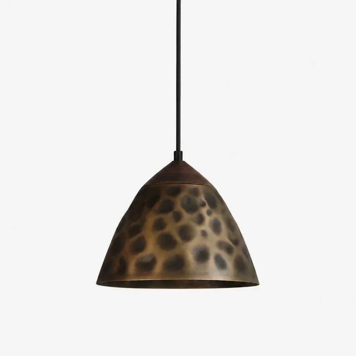 Lámpara industrial de cobre martillado, realza la decoración de interiores con su diseño único.