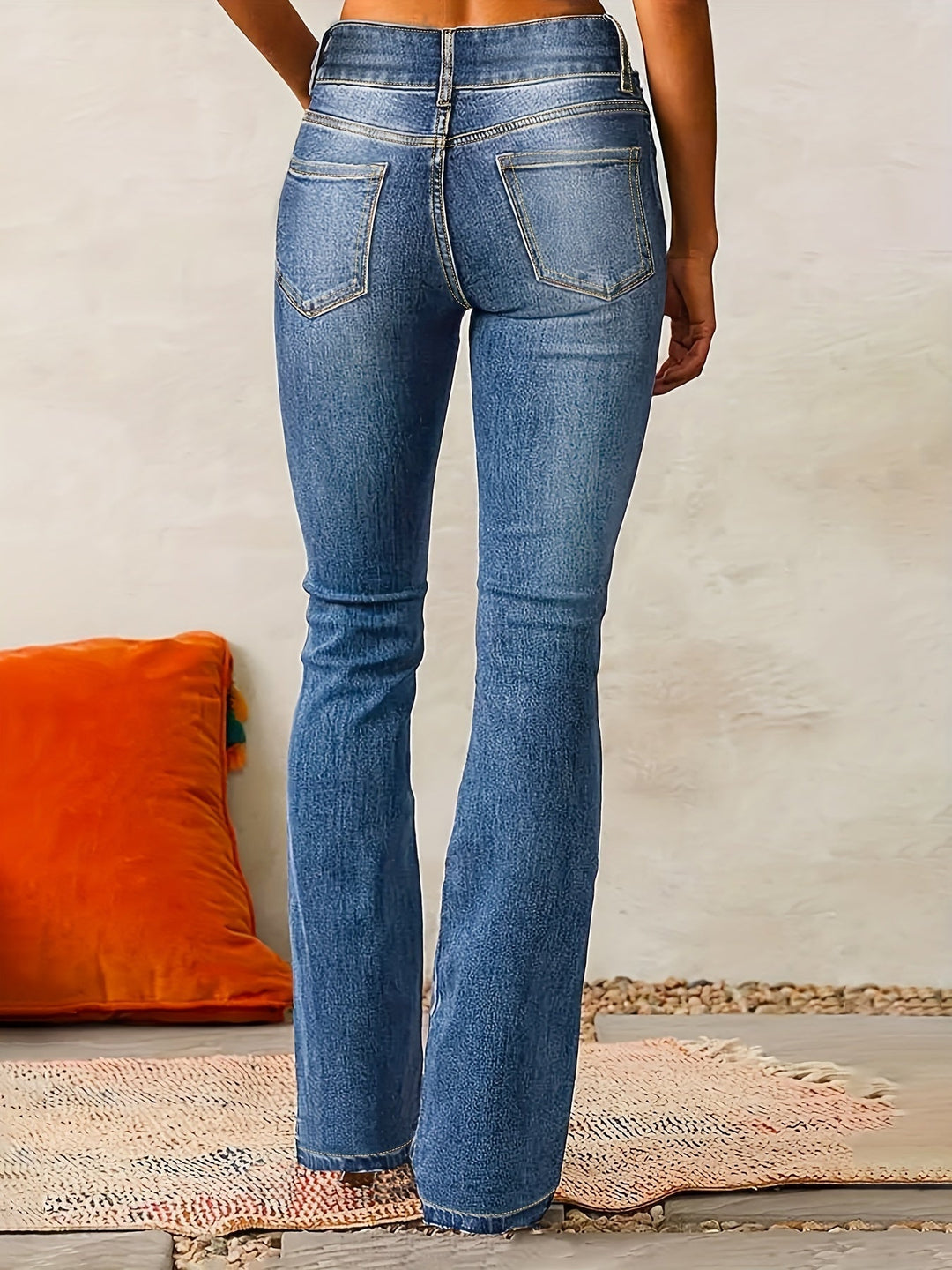 Pantalones denim acampanados para mujer, talle alto con doble botón. Flare jeans estilo retro para moda.