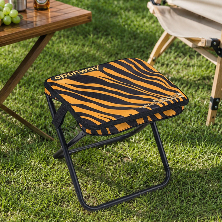 Silla portátil de exterior con rayas, perfecta para camping, picnics y relax. Diseño moderno.