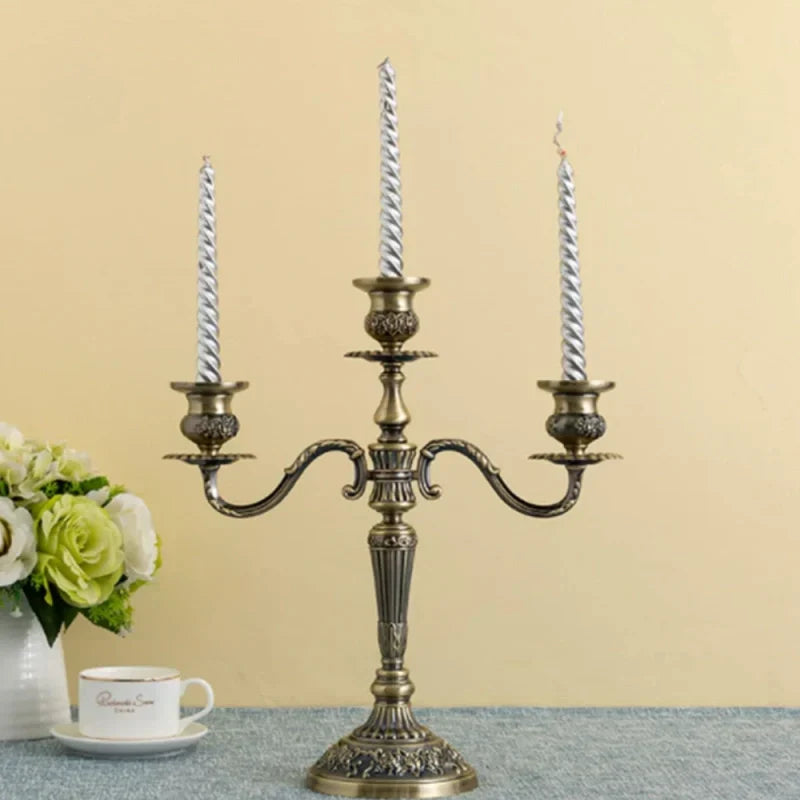 Candelabro elegante con 3 brazos, ideal para iluminación, decoración y un ambiente de hogar cálido.