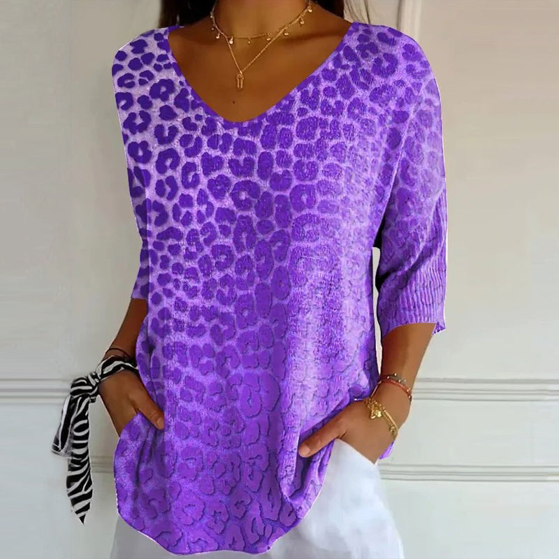 Camiseta púrpura vintage de mujer con cuello en V y estampado floral. Estilo casual para primavera/otoño.
