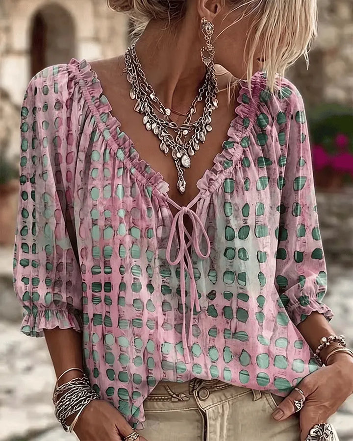 Blusa casual de lunares para mujer con escote V y manga 3/4. Perfecta para looks de verano y primavera.