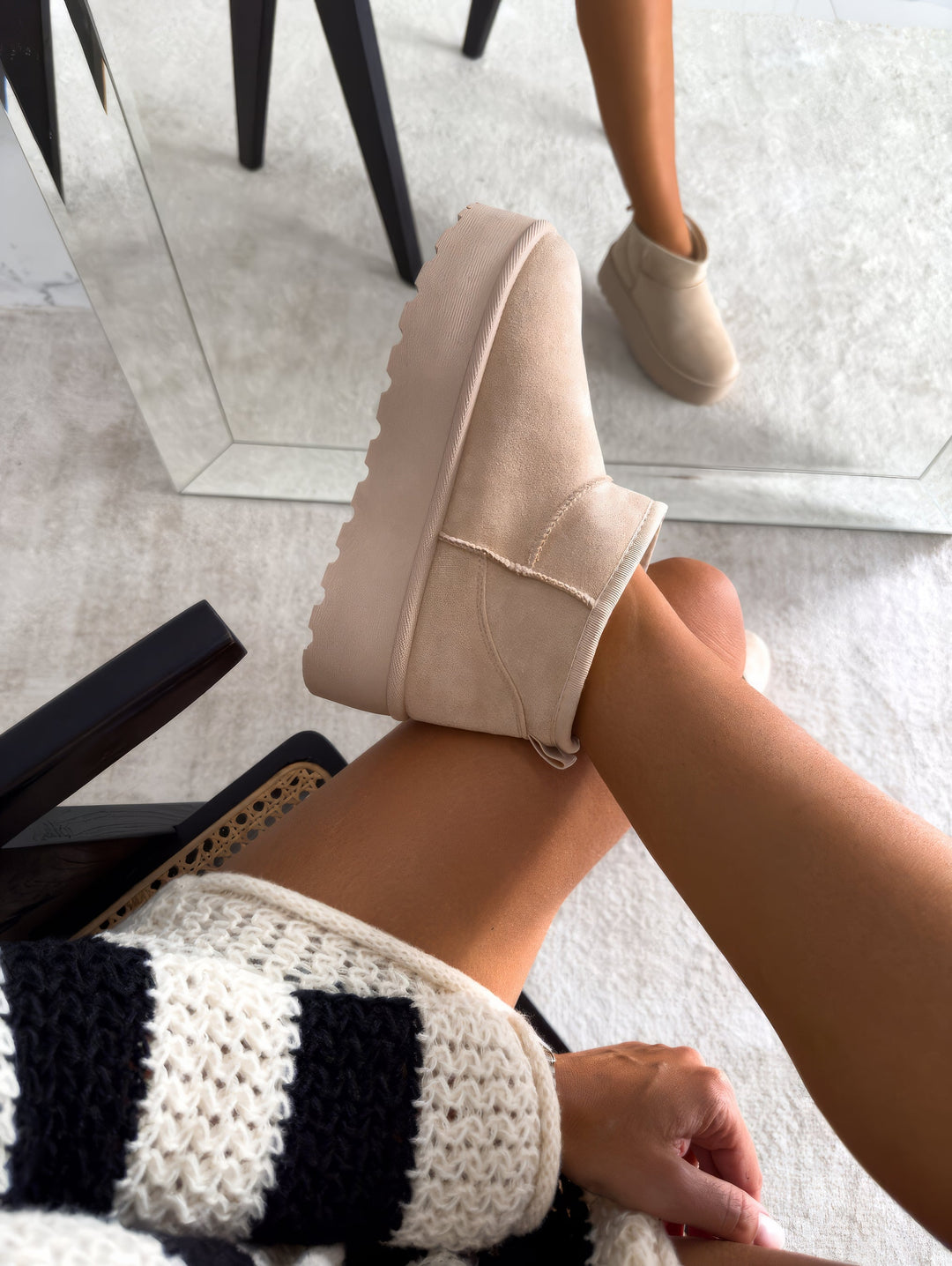Botines de plataforma de mujer con suela gruesa, color negro. Ideales para look casual y tendencia de invierno.