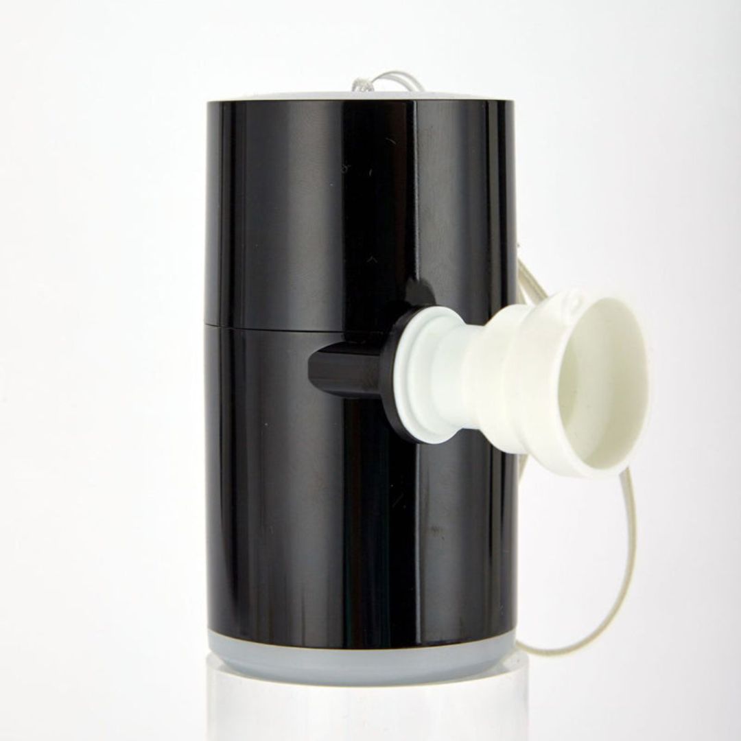 Bomba de aire portátil compacta con linterna LED para camping y viajes.