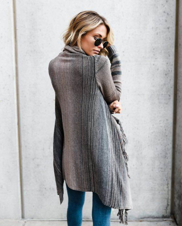 Suéter de mujer con diseño de rayas y flecos, prenda tejida elegante para el frío de invierno.