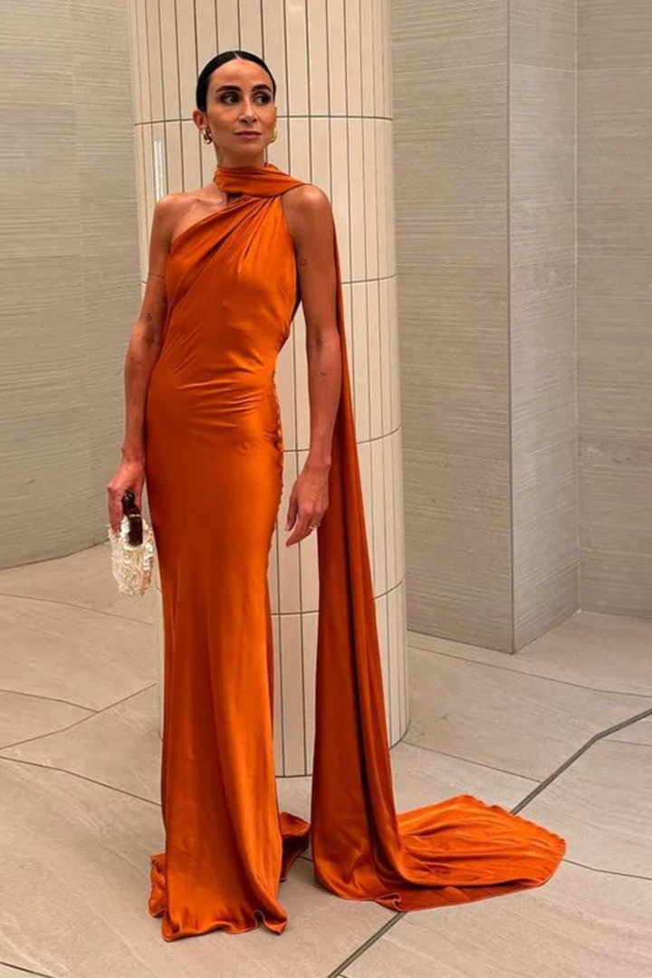 Vestido de verano sin mangas, corte maxi y elegante halter, ideal para mujer moderna.