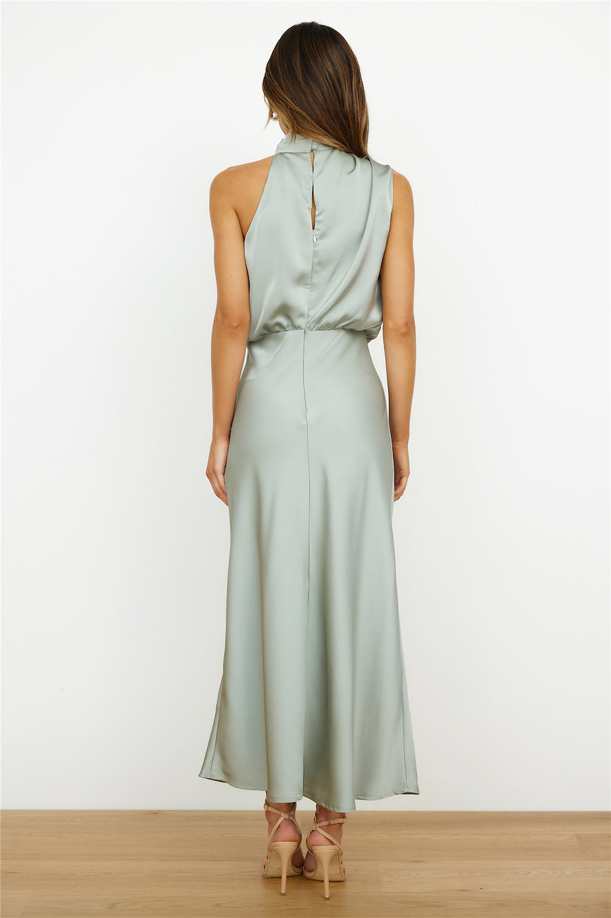 Vestido de fiesta para mujer, hombros descubiertos y cuello alto, un look elegante y de celebración.